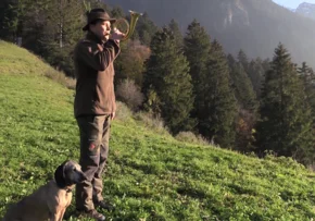 Austrian hunter blowing horn | Foto: <a href="https://commons.wikimedia.org/wiki/File:Austrian_hunter_blowing_horn.png">Digital Storytelling im Kontextstudium der Universität St Gallen</a>, <a href="https://creativecommons.org/licenses/by/3.0">CC BY 3.0</a>, via Wikimedia Commons (Symbolbild).