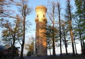 kickelhahnturm by wikipedia thueringer chatte | Foto: <a href="https://commons.wikimedia.org/wiki/User:Th%C3%BCringerChatte">ThüringerChatte</a>, <a href="https://commons.wikimedia.org/wiki/File:Kickelhahnturm_Mai_2021.jpg">Kickelhahnturm Mai 2021</a>, bearbeitet, <a href="https://creativecommons.org/licenses/by-sa/4.0/legalcode">CC BY-SA 4.0</a>