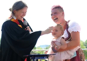 Eine Pfarrerin tauft ein Kind (Symbolbild). | Foto: Sandra Hirschke / fundus-medien.de